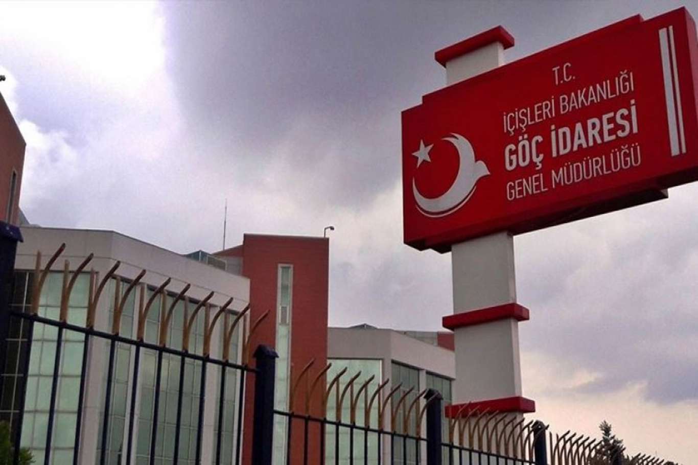 Muz yeme paylaşımı yapan 8 Suriyeli sınır dışı edilecek Muz yeme paylaşımı yapan 8 Suriyeli sınır dışı edilecek